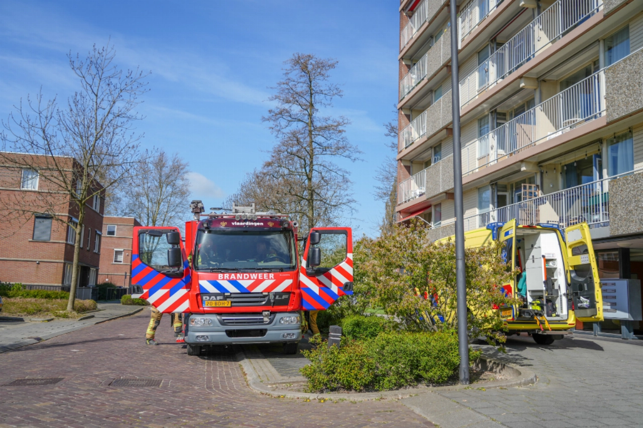 Ambulancepersoneel met patiënt vast in lift
