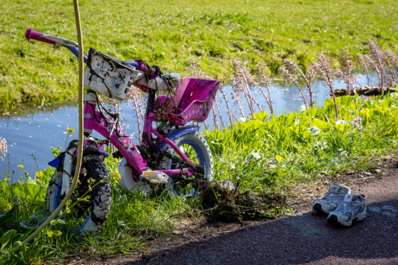Brandweerduikers doorzoeken sloot Harreweg