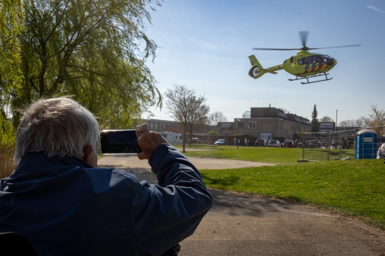 Bemanning traumaheli assisteert op Gerstakker