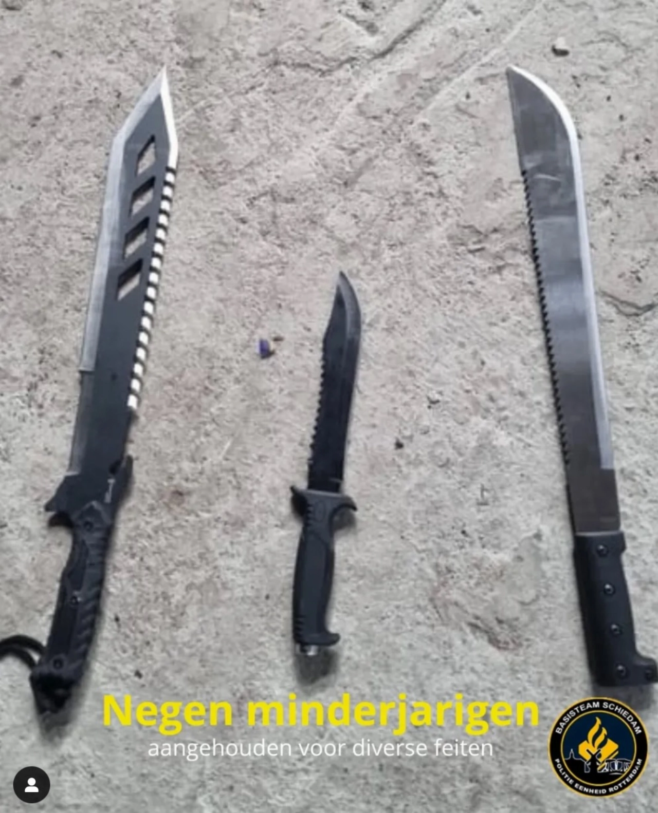 Politie haalt messen van straat