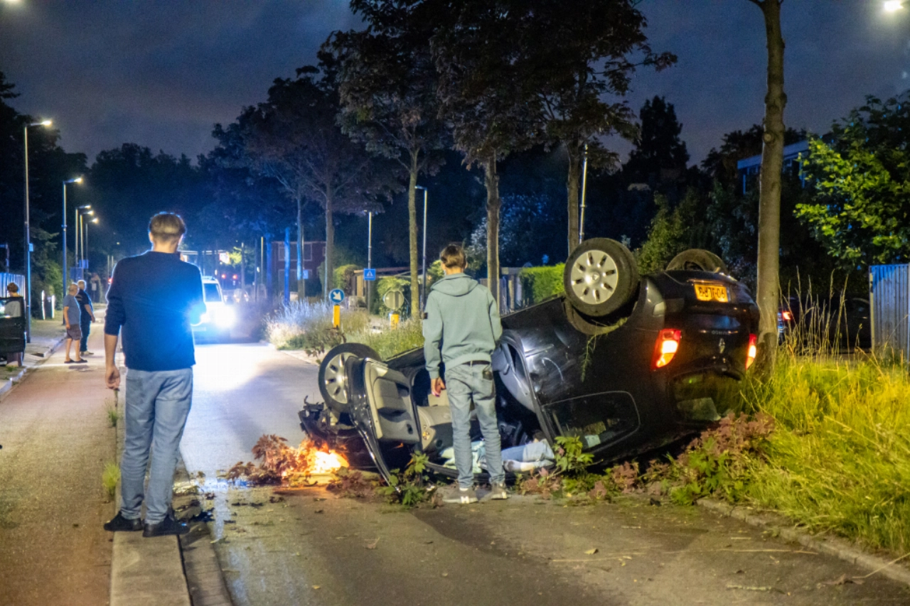 Auto uit de bocht op Zwaluwlaan