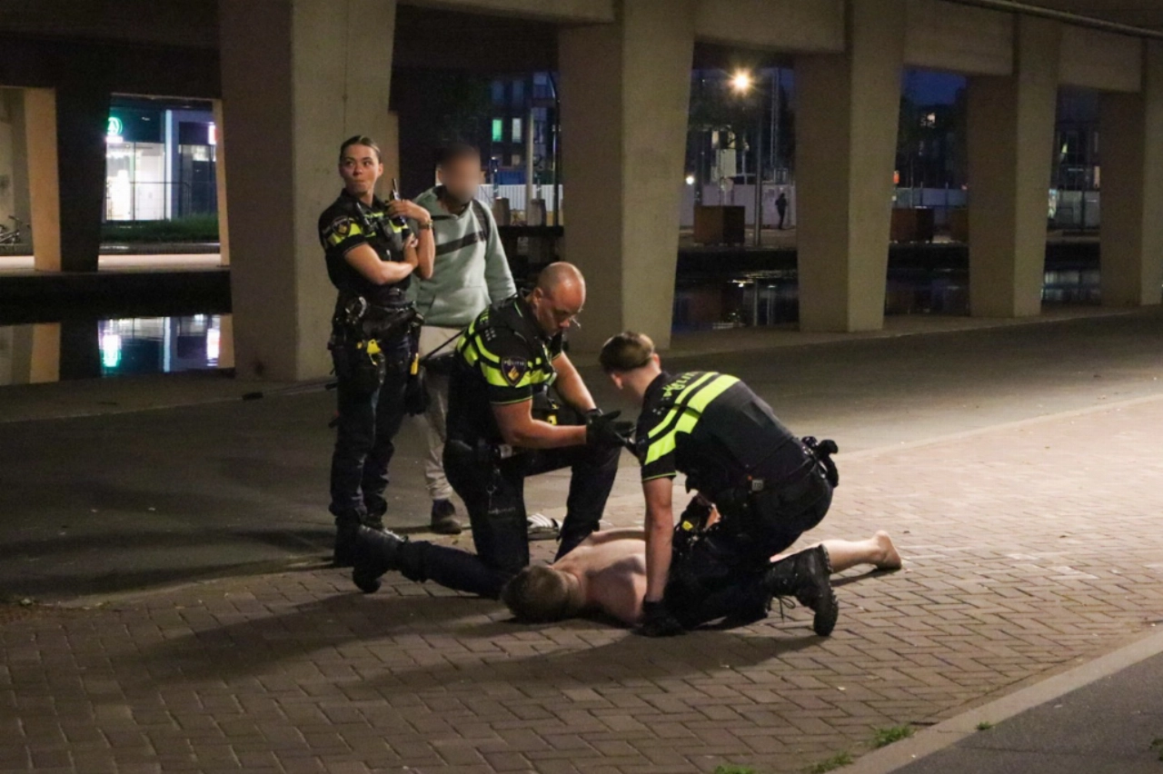 Man vernielt rijdende auto's