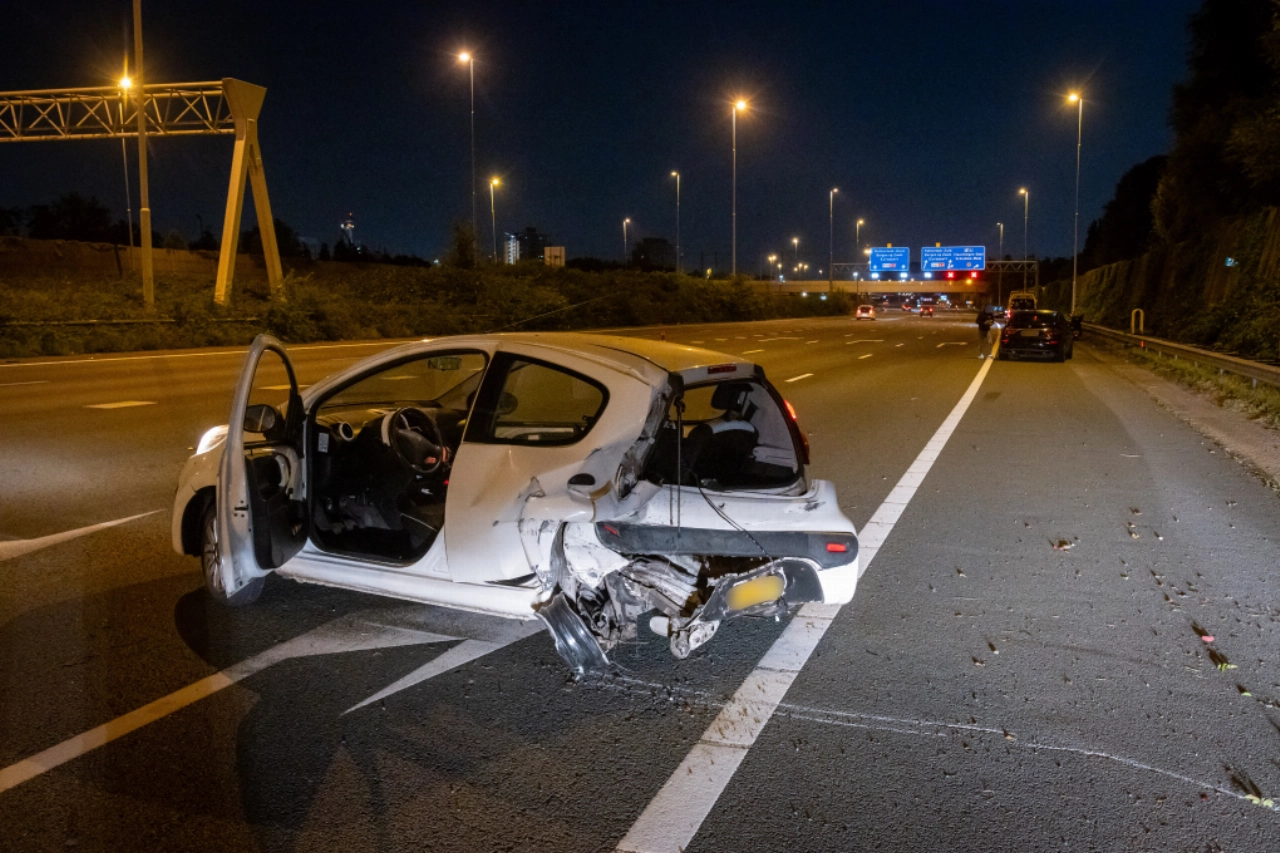 Botsing op A4 zorgt voor flinke schade