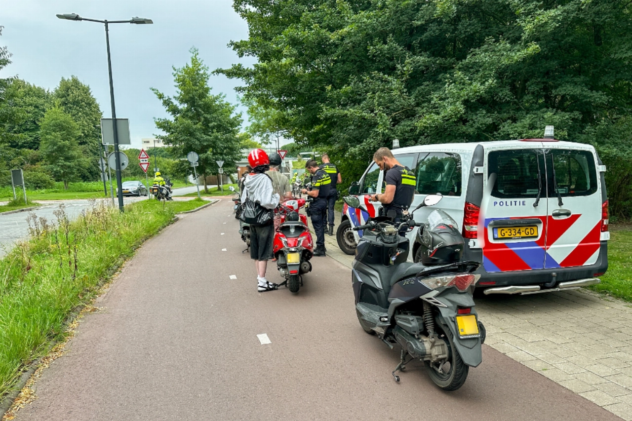 Politie controleert scooters