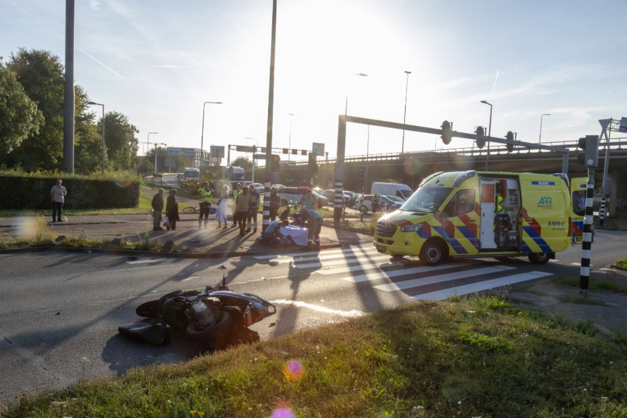Scooterrijder gewond na aanrijding