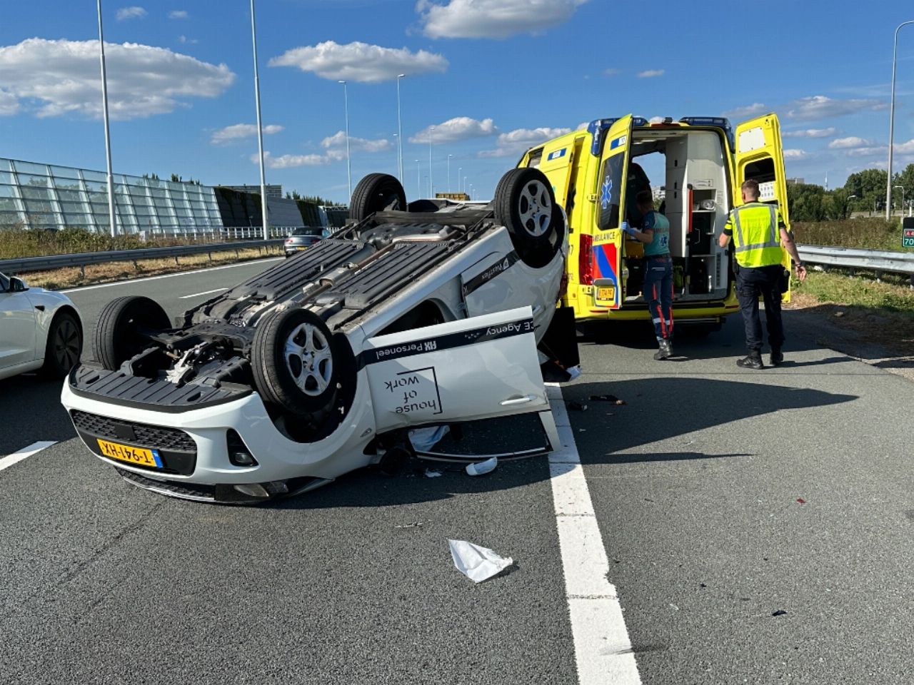 Auto belandt op dak op A4