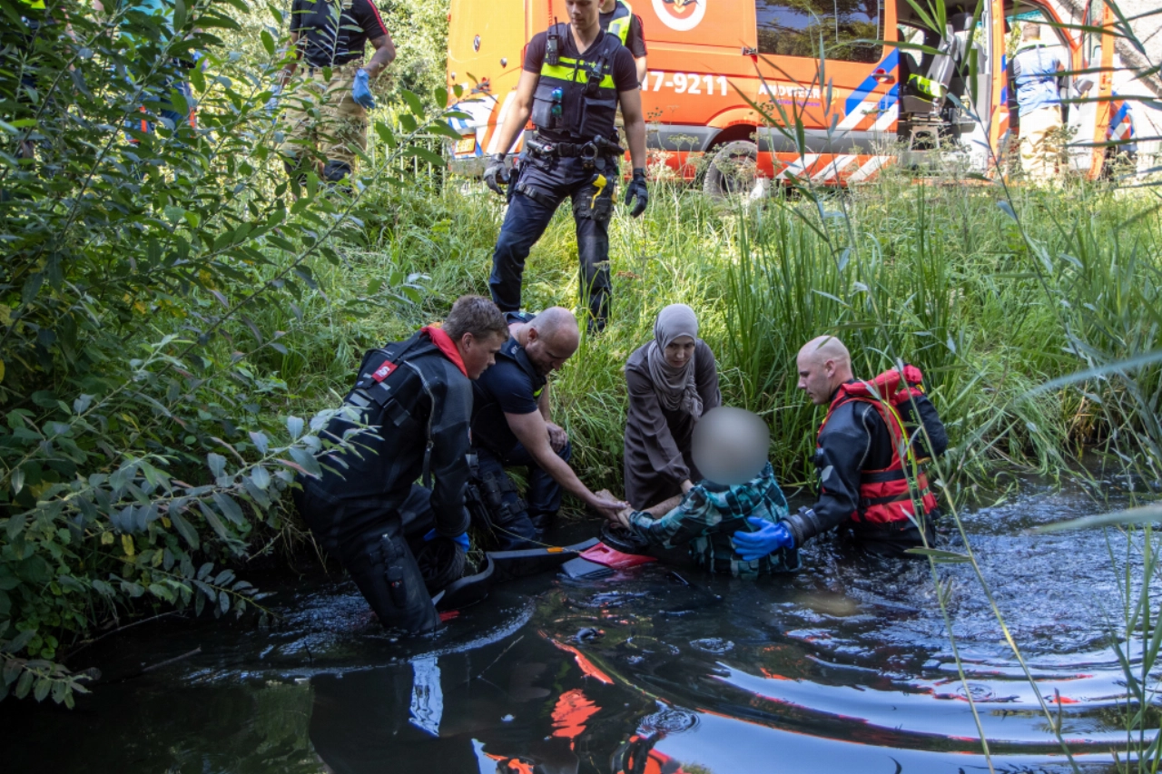 Scootmobiel te water; brandweer redt