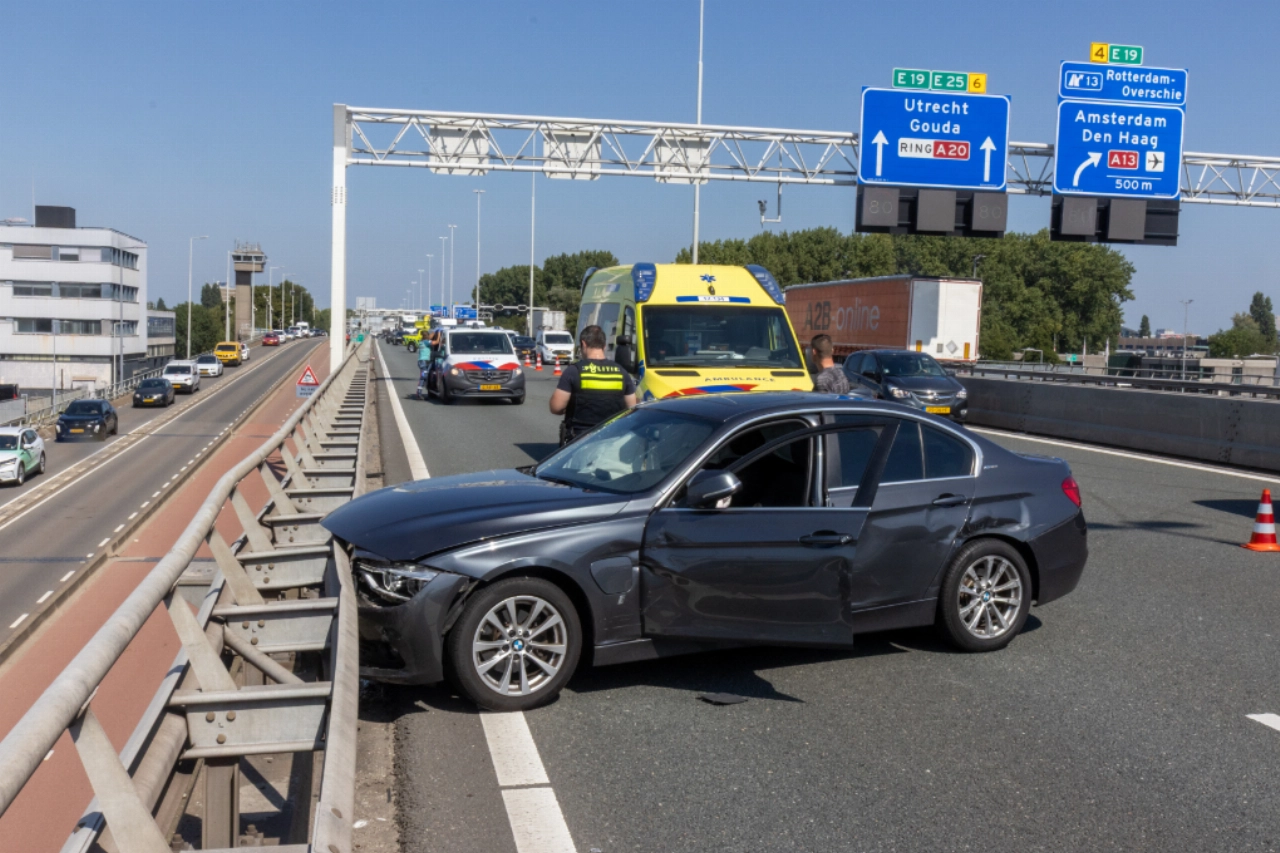 Auto in de vangrail op A20
