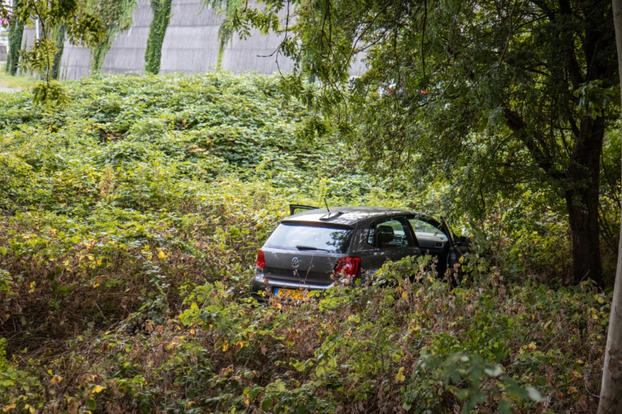 Auto vliegt uit de bocht van A20