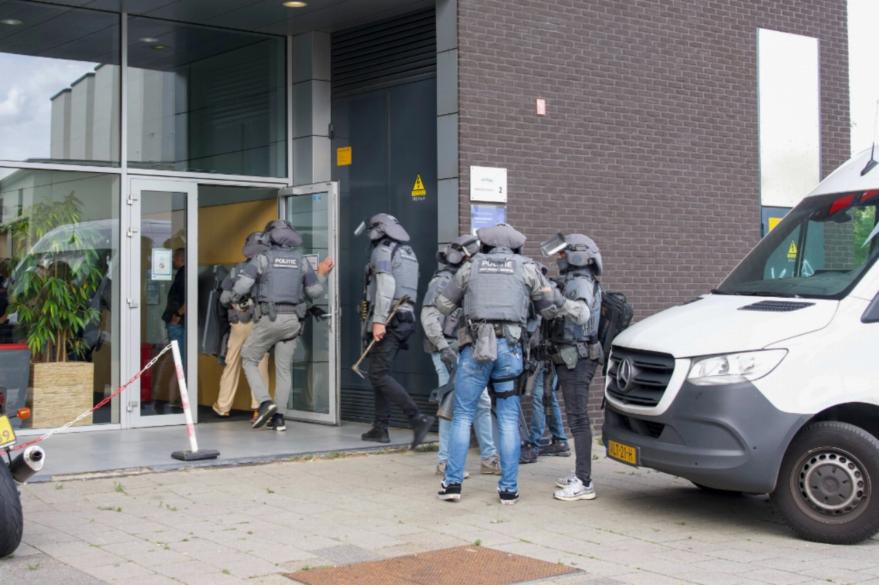 Arrestatieteam valt reclasseringsgebouw binnen