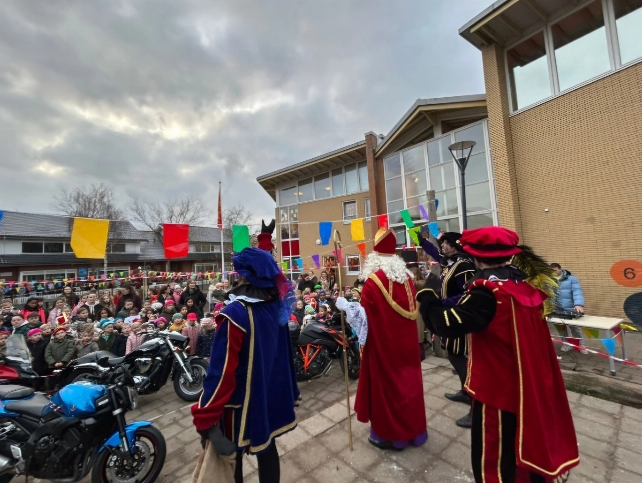 Sinterklaas arriveert op motoren bij KBS De Vlinder