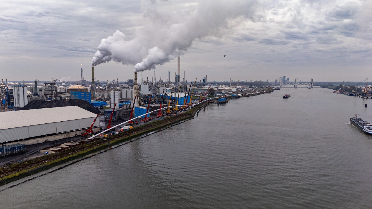 Warmtelinq boort transportleiding onder Nieuwe Maas