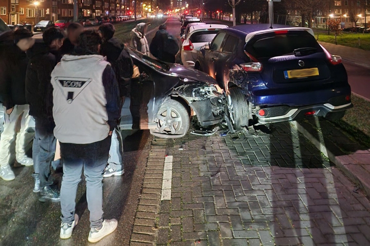 Vijf auto's beschadigd bij aanrijding op de Rotterdamsedijk