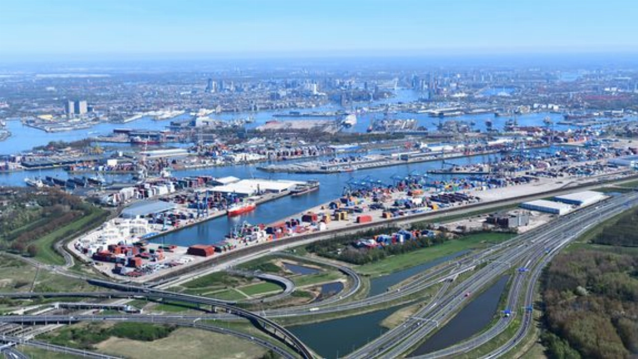 Politie arresteert verdachten van cybercrime Waalhaven