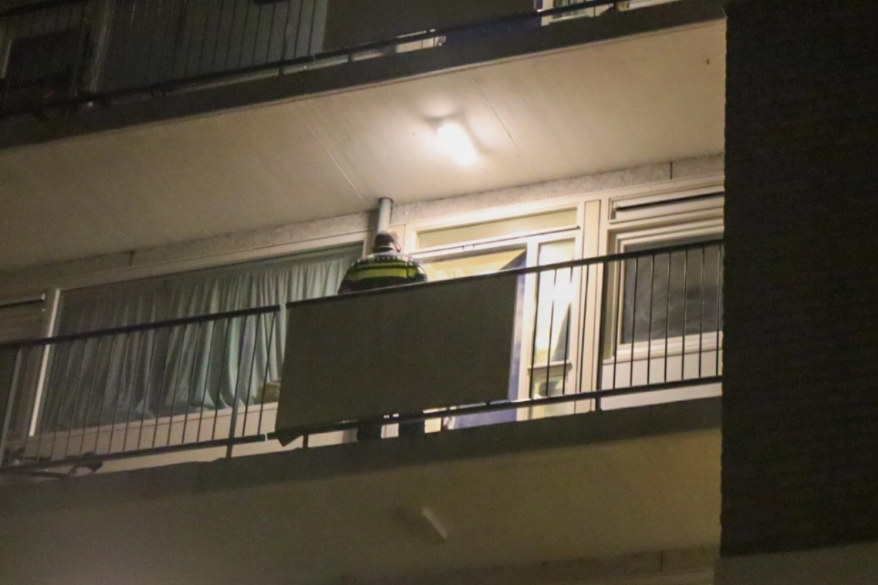 Explosie bij voordeur van flatwoning