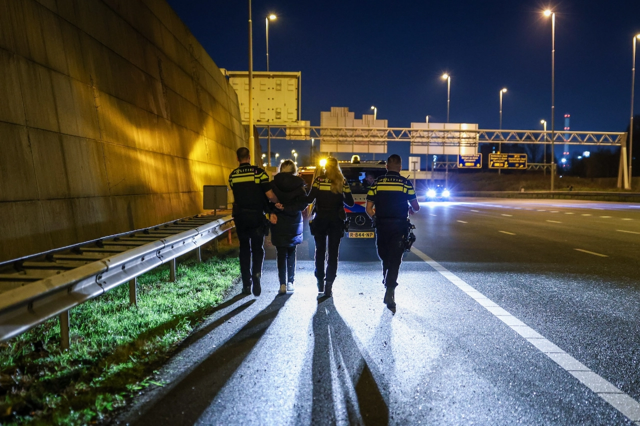 Vrouw van snelweg gehaald