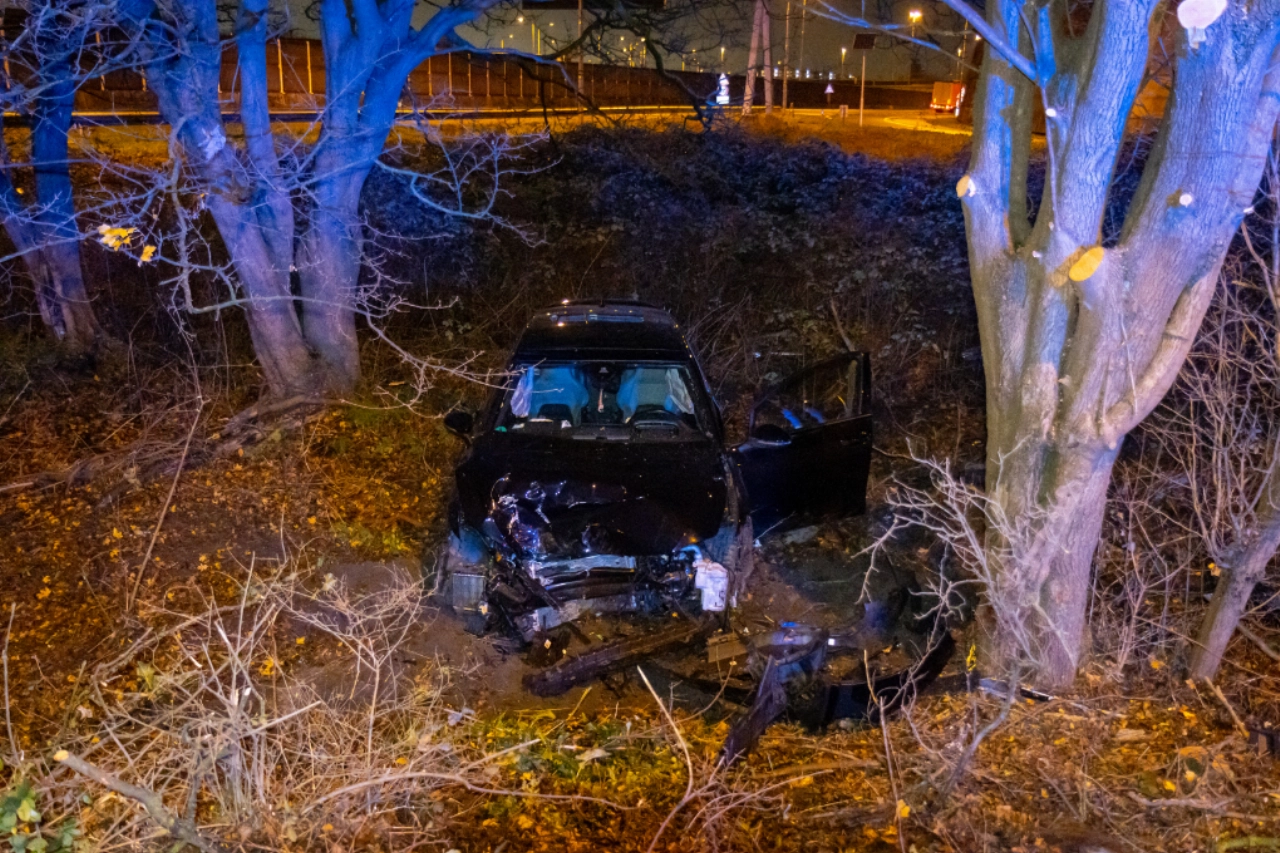 Auto van weg af, tegen boom