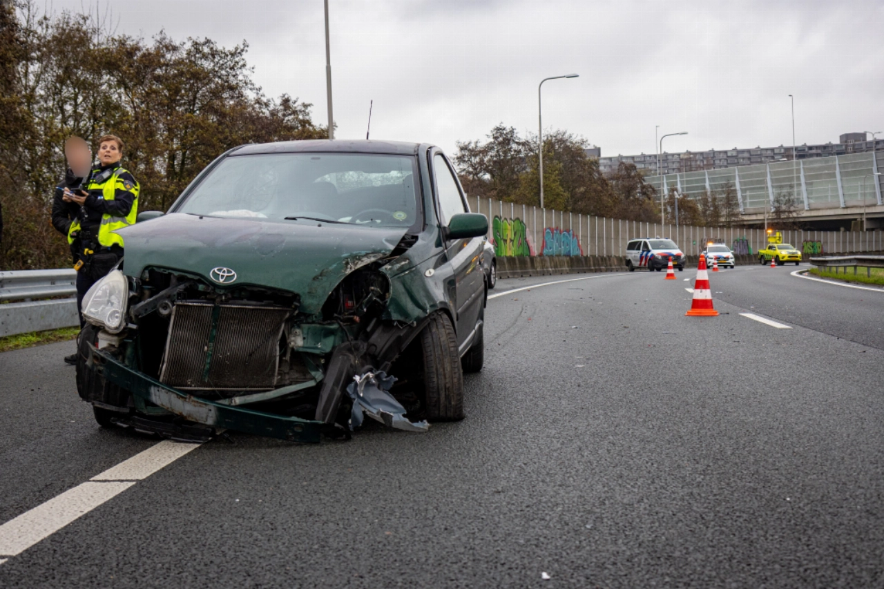 Auto botst tegen 'beruchte' muur in bocht A20