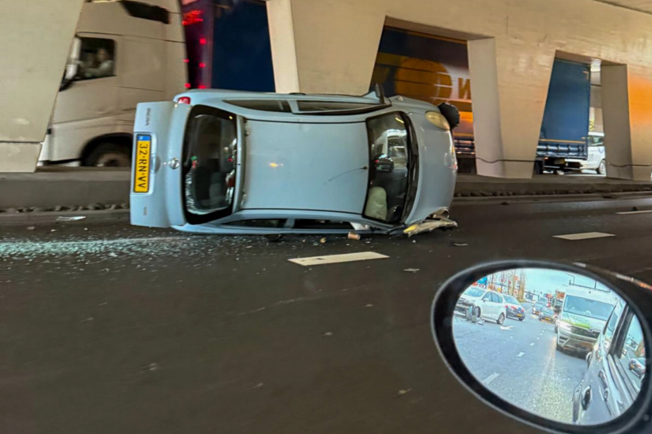 Auto op zijn kant bij Vijfsluizen