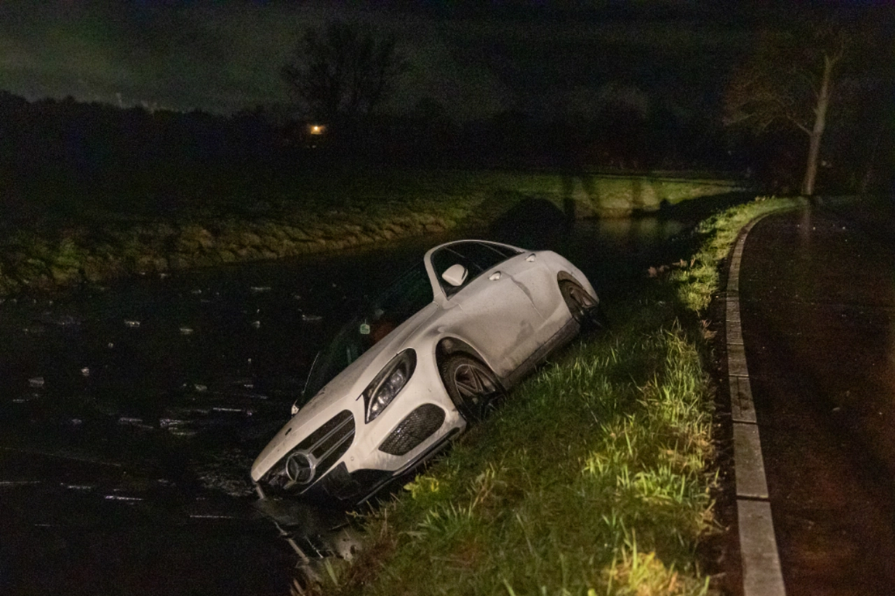 Auto door gladheid in sloot