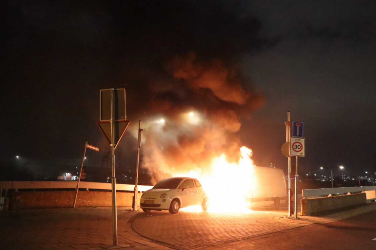 Bus en auto in brand