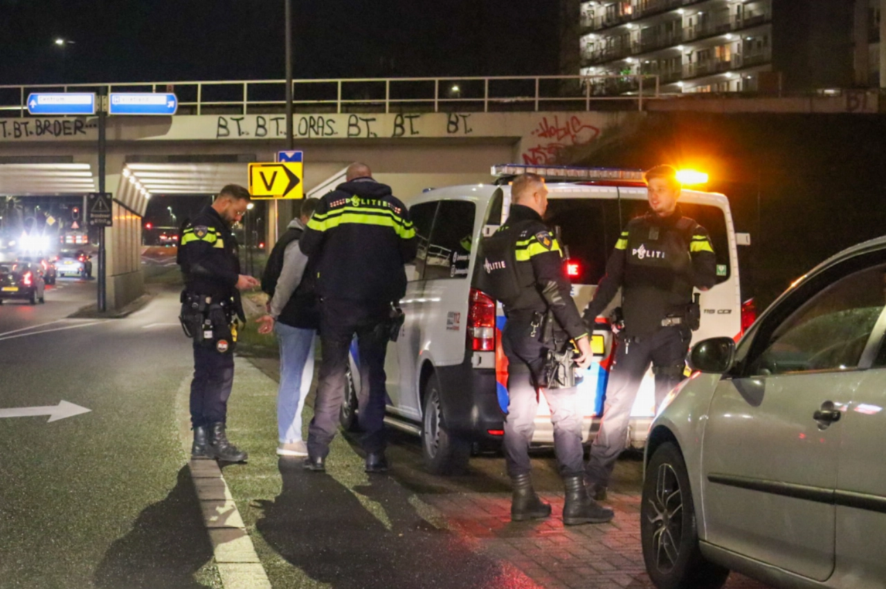 Auto doorzocht door agenten in kogelwerende vesten