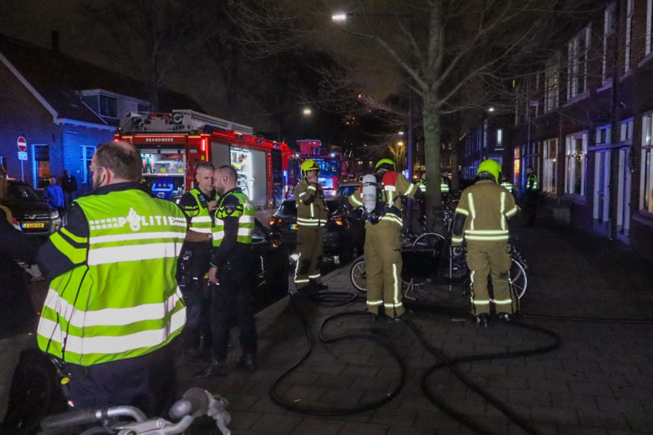 Brand in dak van woning