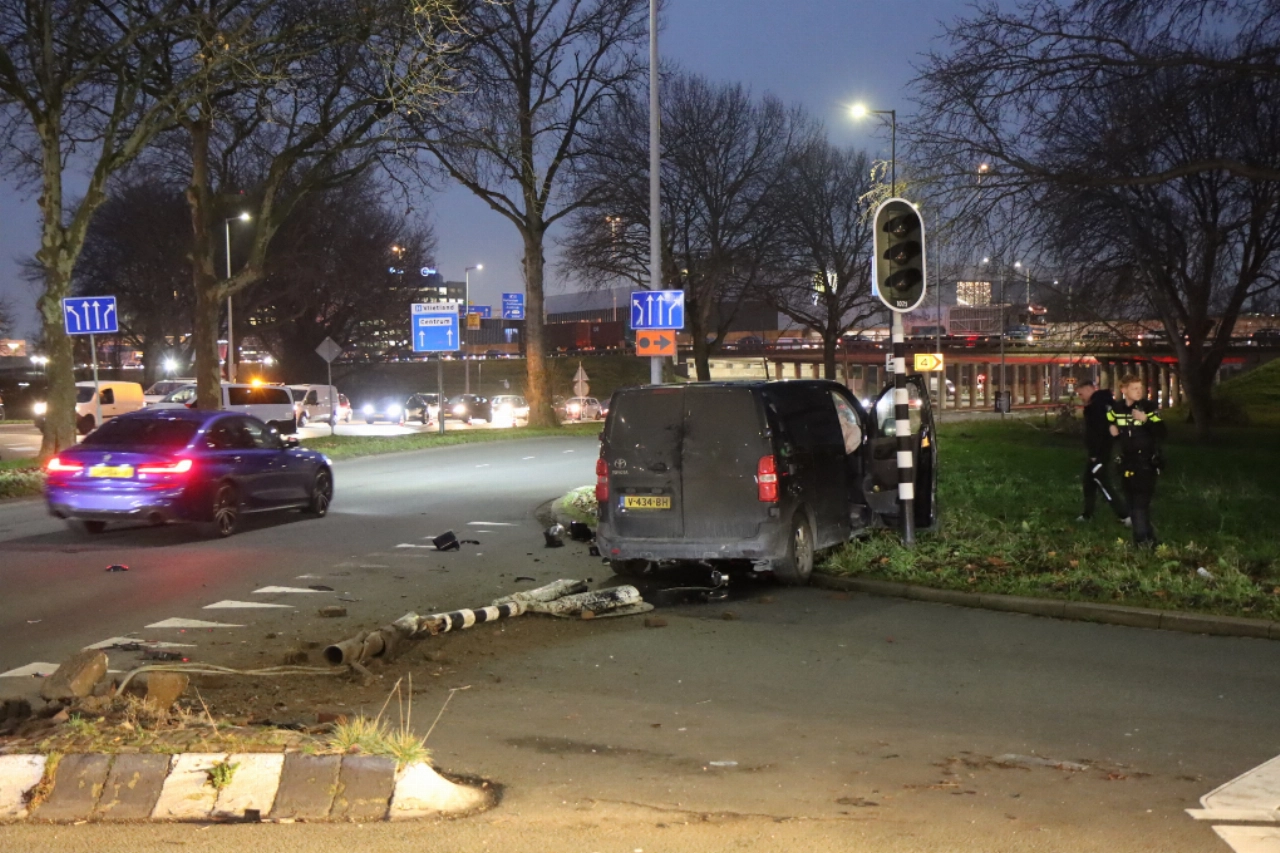 Verkeerslicht uit de grond gereden na aanrijding