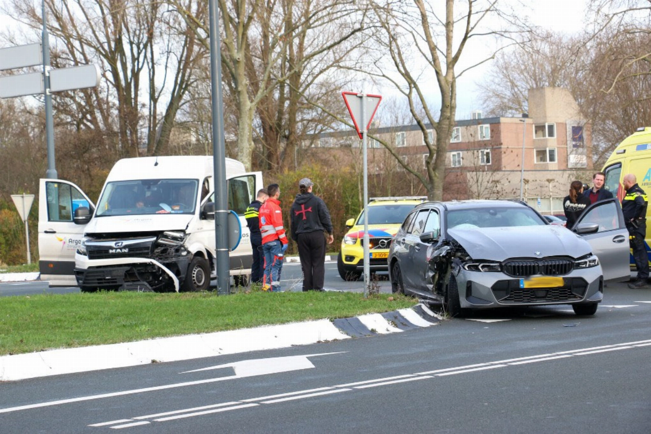 Taxibusje en auto botsen op Hargalaan