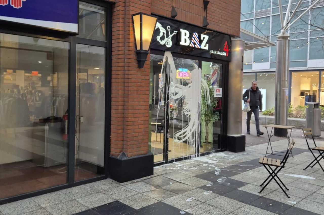 Weer verf op ramen Vlaardingse kapper