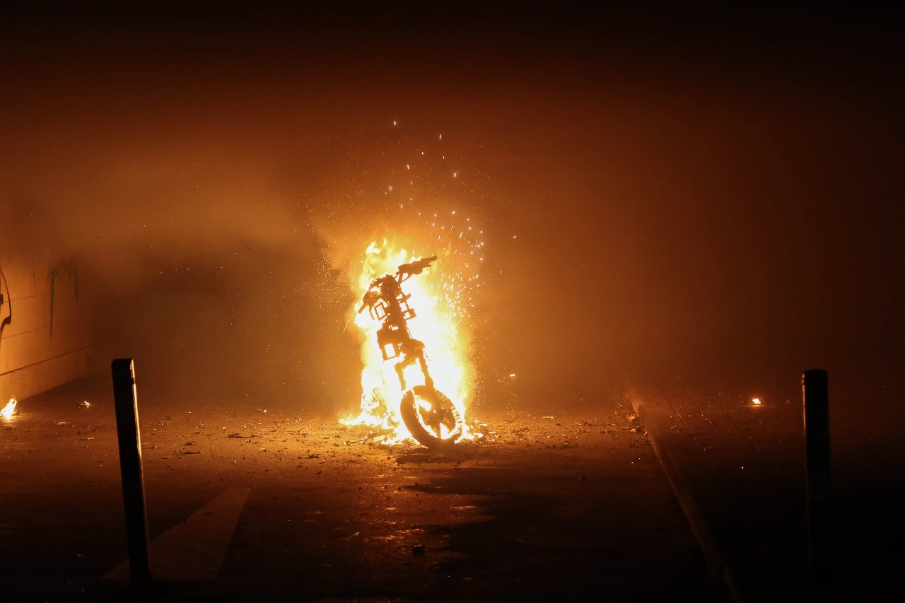 Elektrische scooter brandt volledig uit in Schiedam