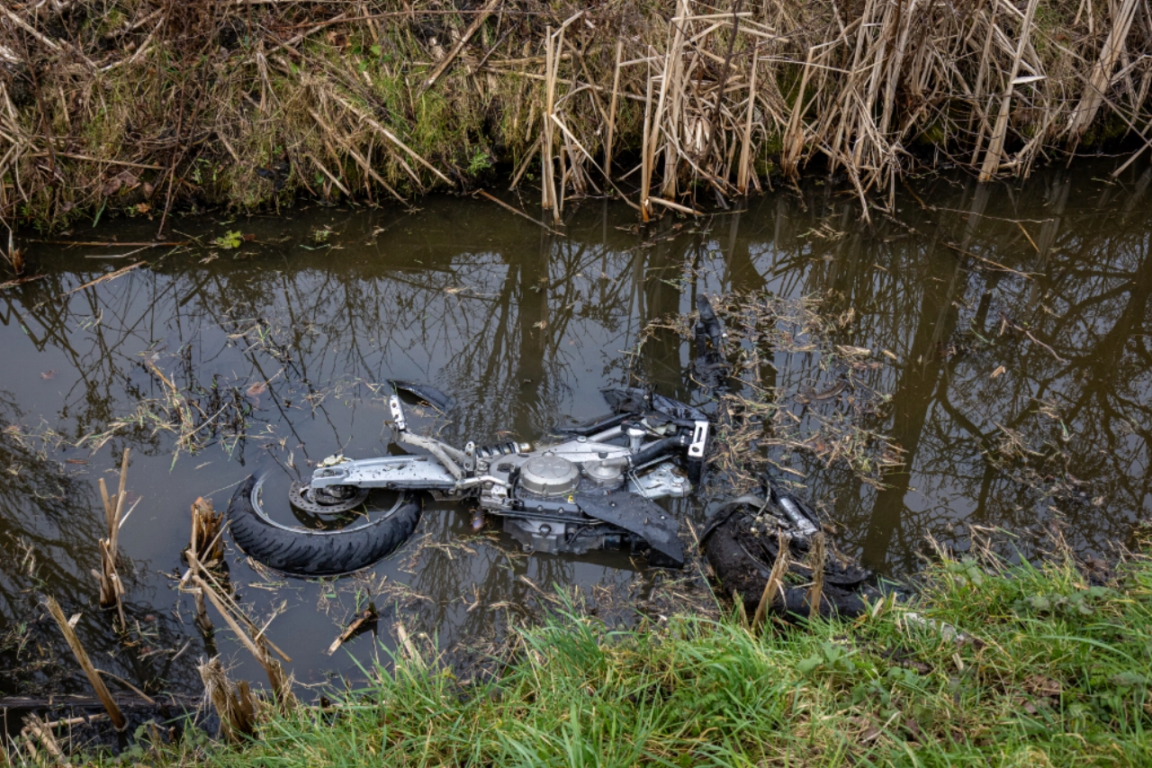Motorrijder raakt te water