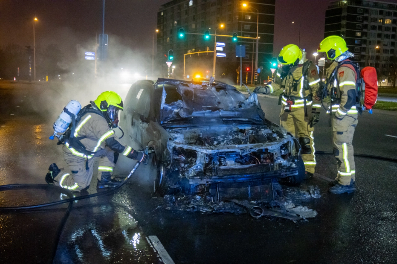 Rijdende auto vliegt in brand