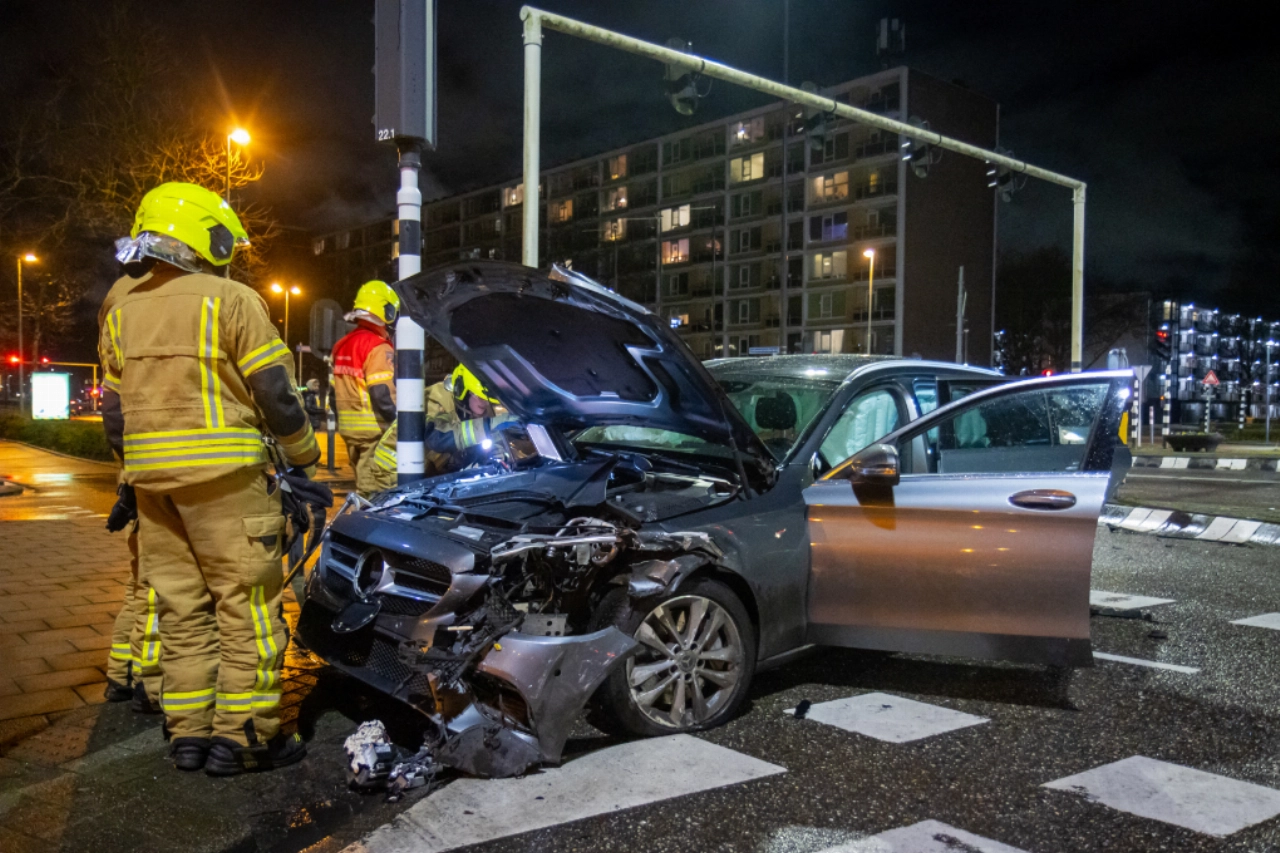 Forse aanrijding op drukke kruising