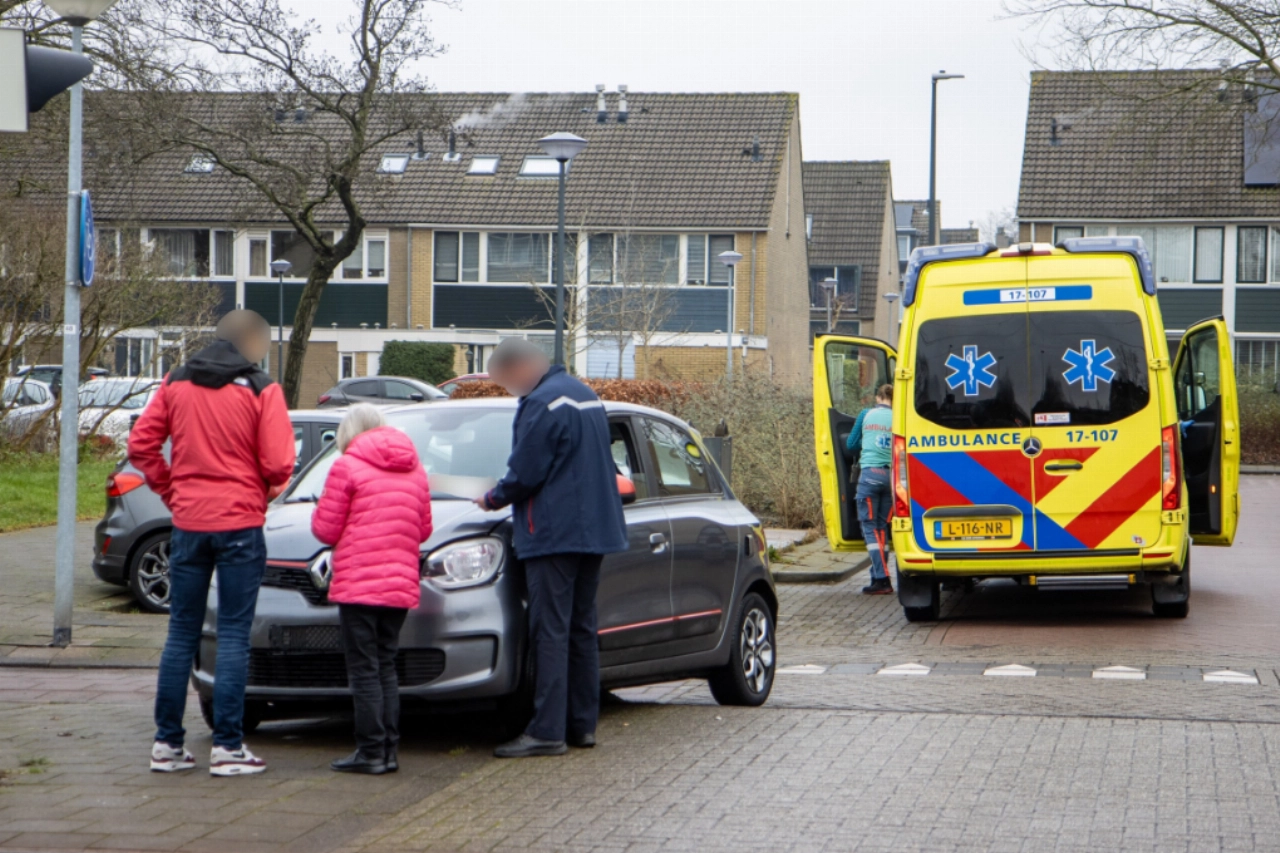 Auto botst op tram in Schiedam