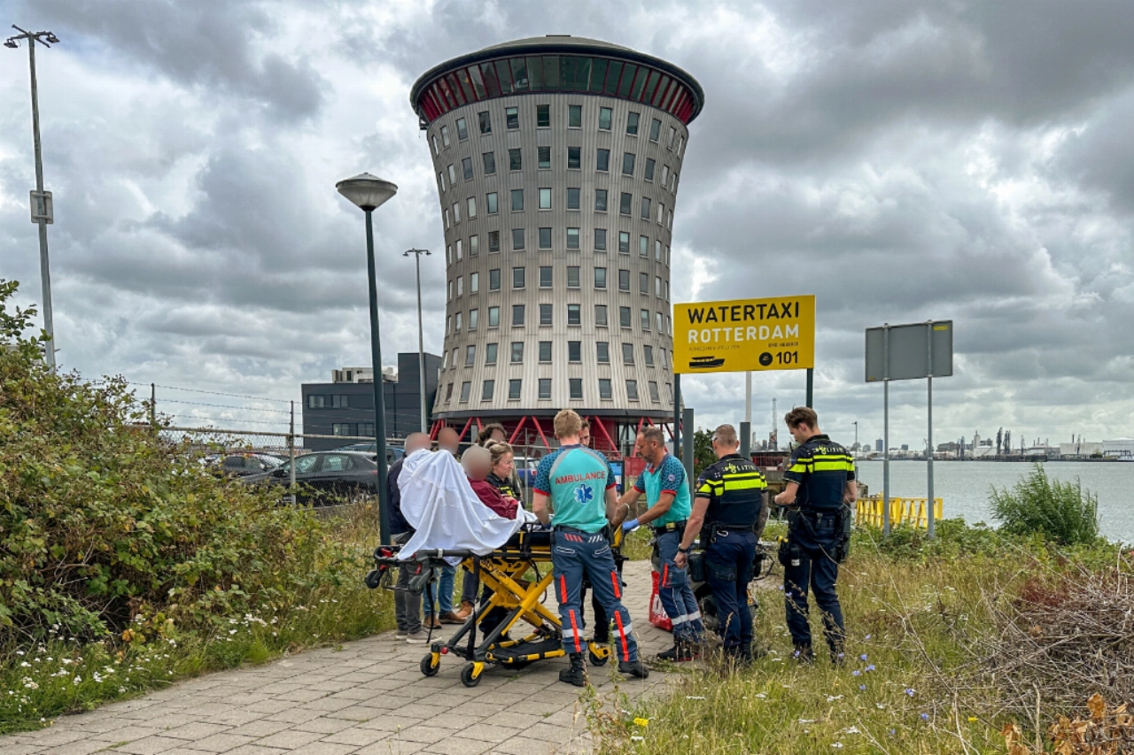 Oudere man op scooter aangetroffen naast de weg