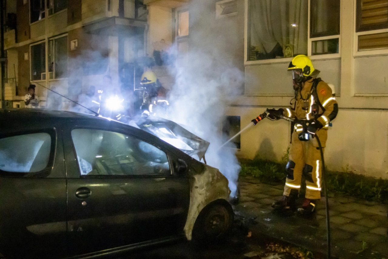Auto brandt uit in De Meesterstraat