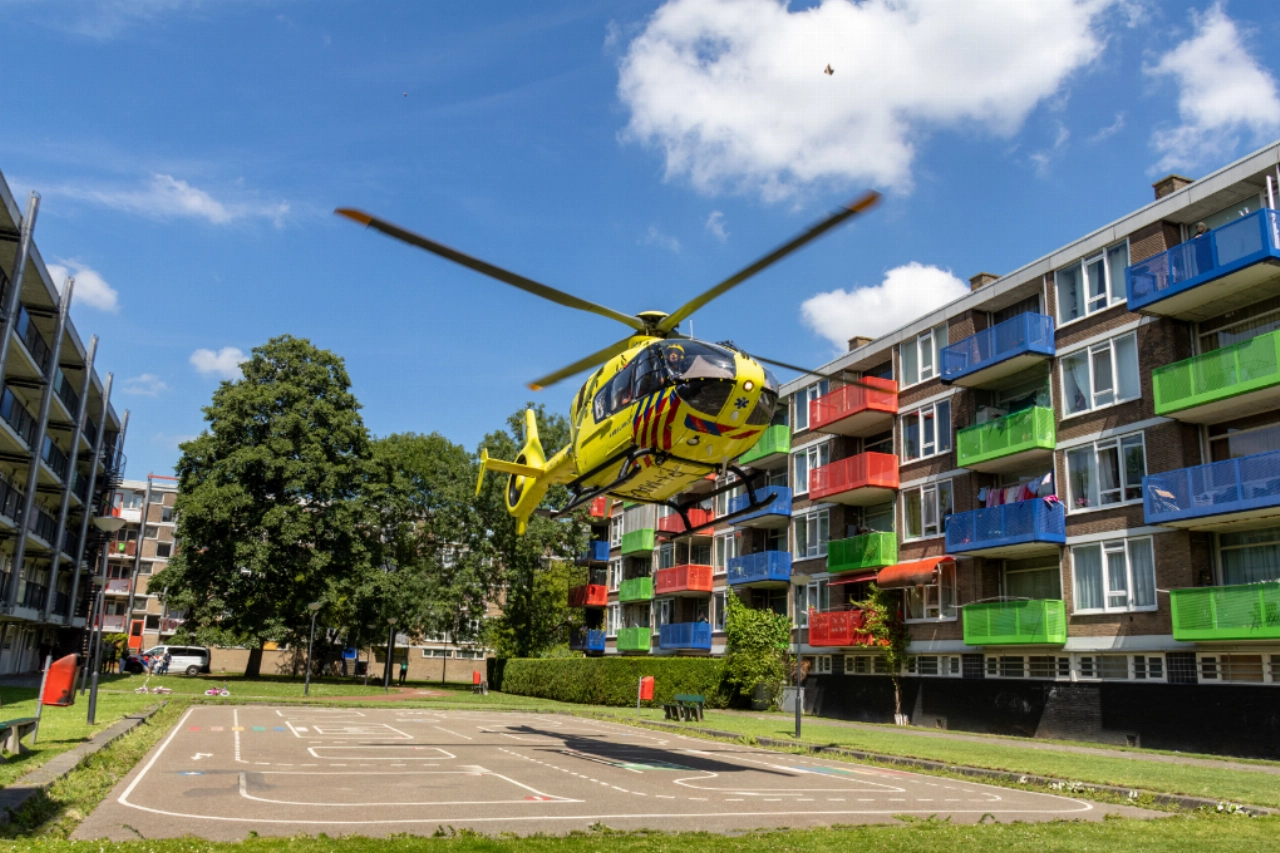 Traumahelikopter landt pal voor de deur