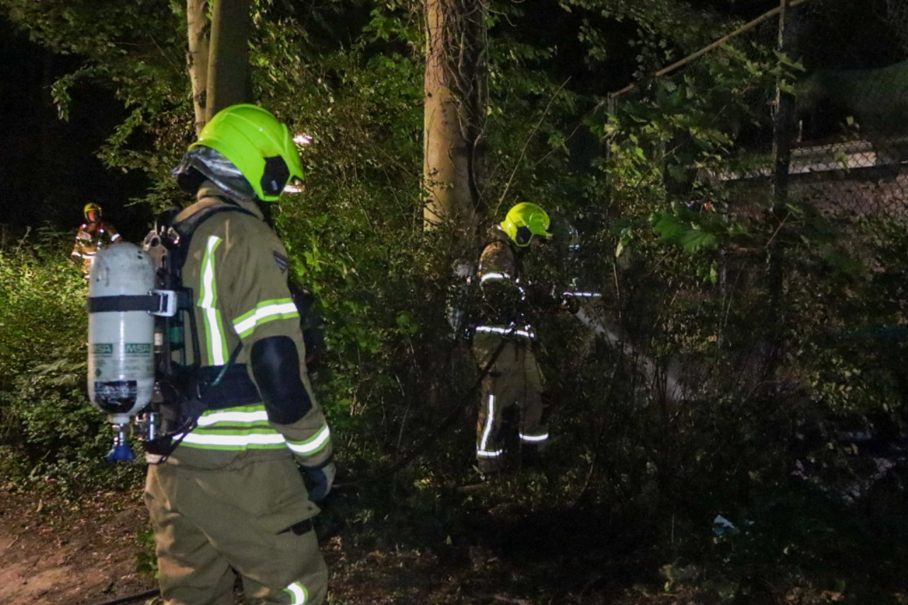 Brand tegen gevel sportkantine