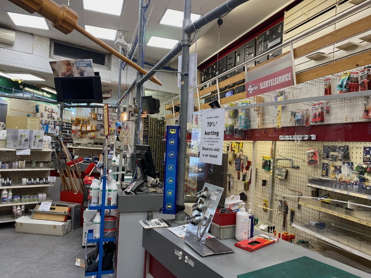 Engering gooit de deur in slot - en gaat daarna verder met sloten