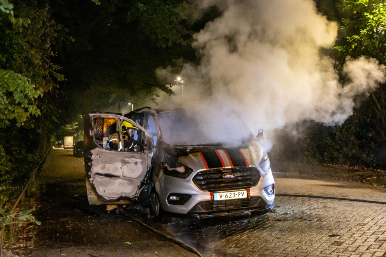 Geparkeerde bestelbus uitgebrand