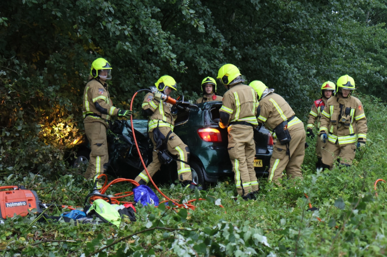 Auto over de kop op A20: bestuurder gereanimeerd