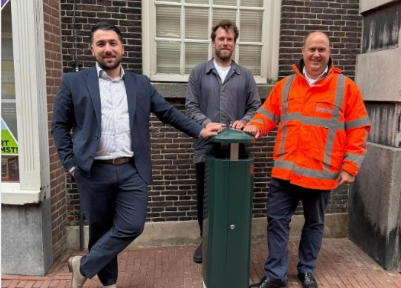 Onthulling eerste nieuwe 'vogelproof' afvalbak in Hoogstraat