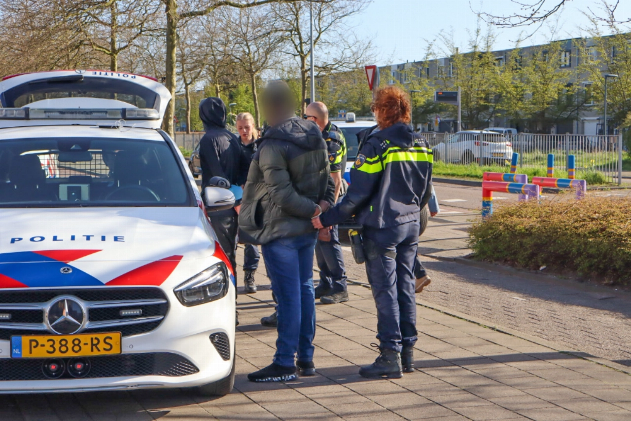 Jongen aangehouden voor richten (nep)vuurwapen