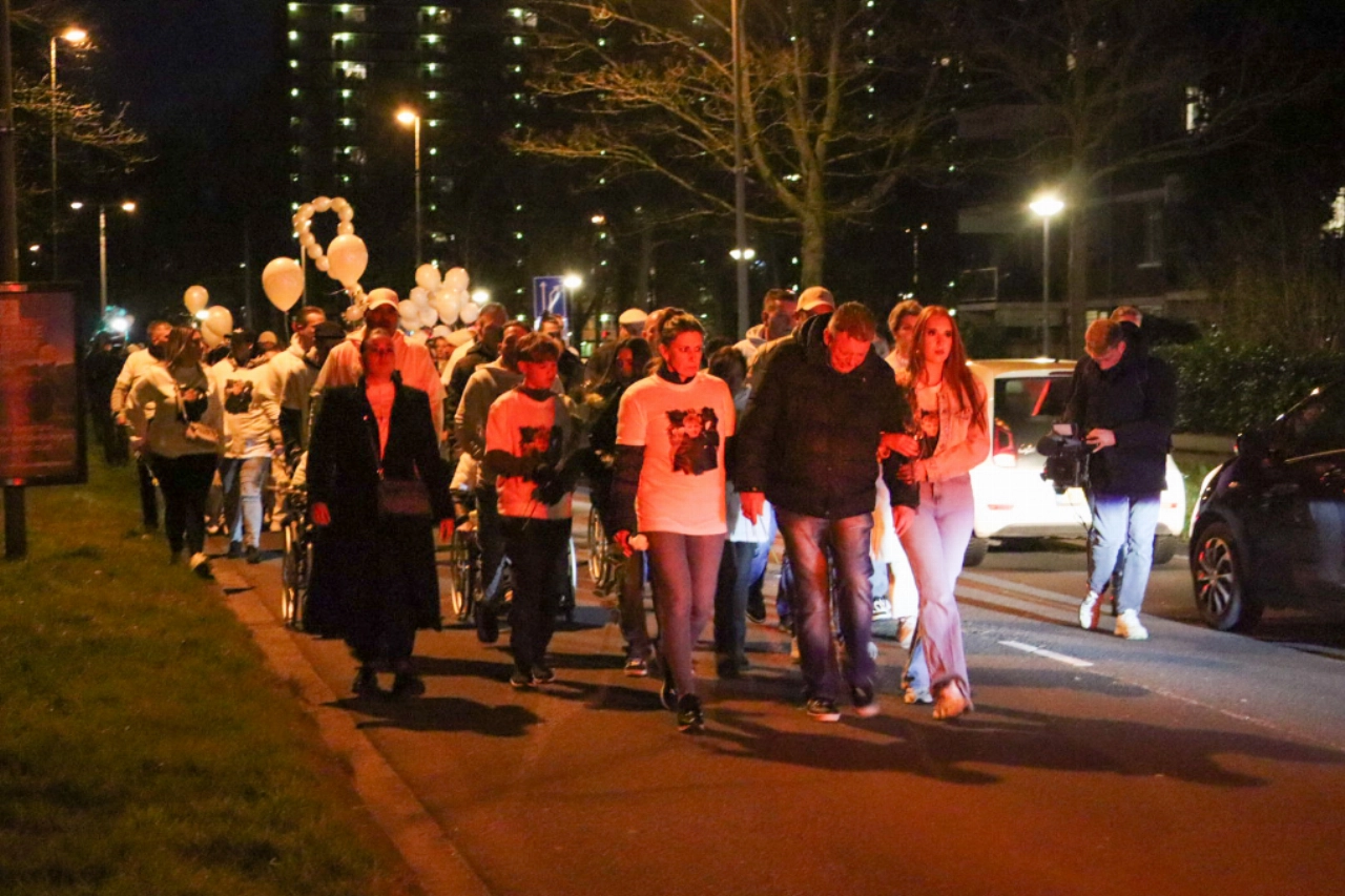 Stille tocht voor Joni, in het wit