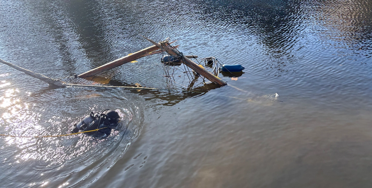 Gezonken zeilschip uit haven Schiedam gehesen