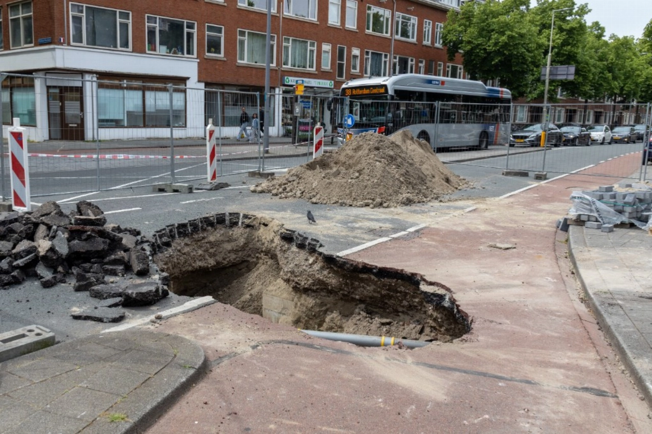 Sinkhole legt verkeer naar Schiedam plat