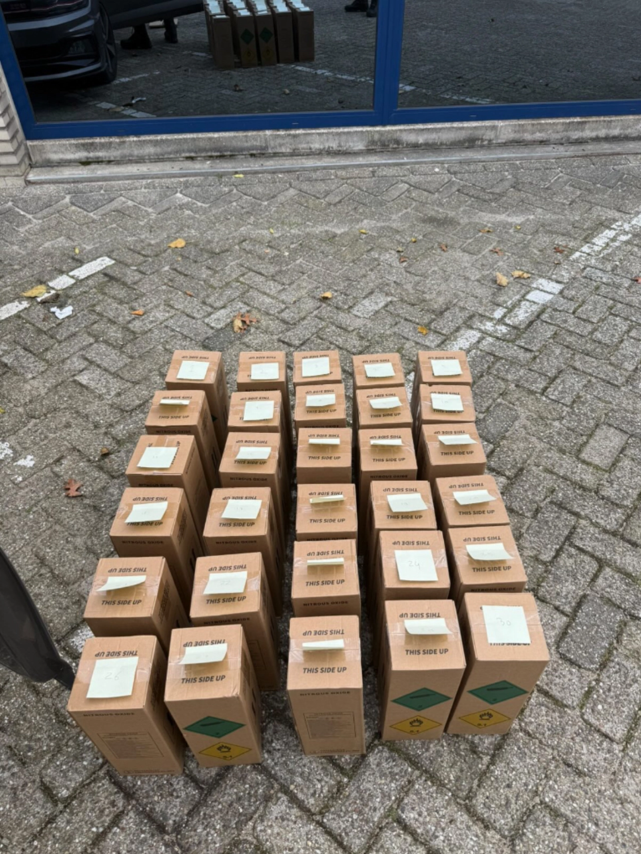 Aanhoudingen na vondst lachgasflessen