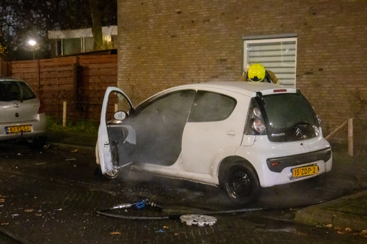 Auto vliegt na explosie in brand