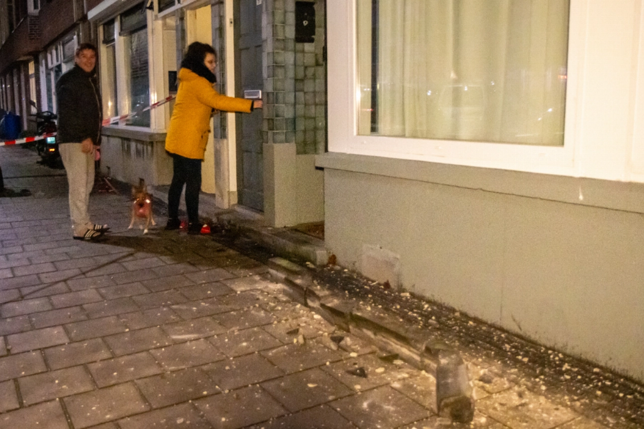 Betonnen vensterbank valt van twee hoog uit kozijn